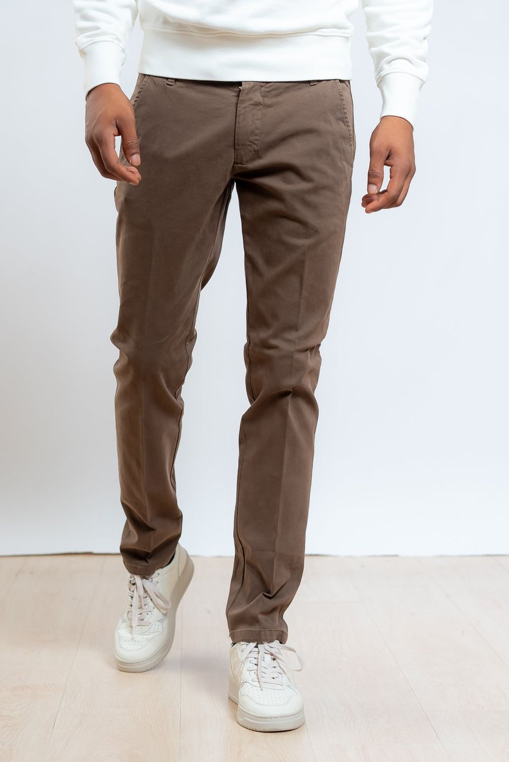 pantaloni-chino-uomo-890rfh-1.jpg
